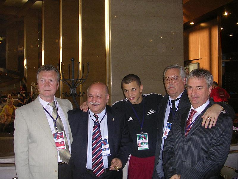 DSCN1193.JPG - Александр Васильевич Шипилов (слева) поздравил венгерскую команду...